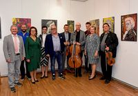 Foto Vernissage K&uuml;nstler mit Musiker